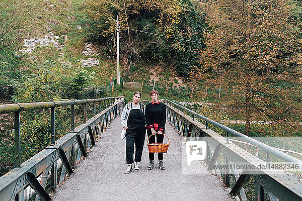 Frauen auf der Brücke  Rezzago  Lombardei  Italien