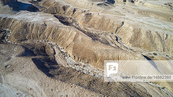 Erodierte Sandsteinberge an der Meeresküste  Totes Meer  Israel. Luftaufnahme mit Drohne