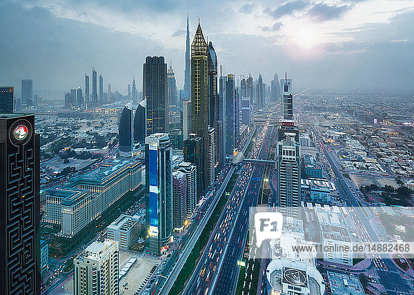 Wolkenkratzer entlang der Sheikh Zayed Road  Dubai  Vereinigte Arabische Emirate
