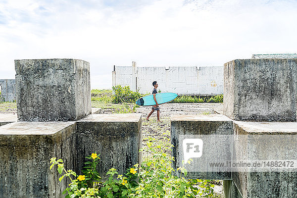Mann mit Surfbrett  Abulug  Cagayan  Philippinen