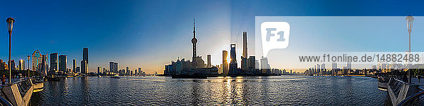 Huangpu-Fluss und Pudong-Skyline  Panoramablick  Shanghai  China