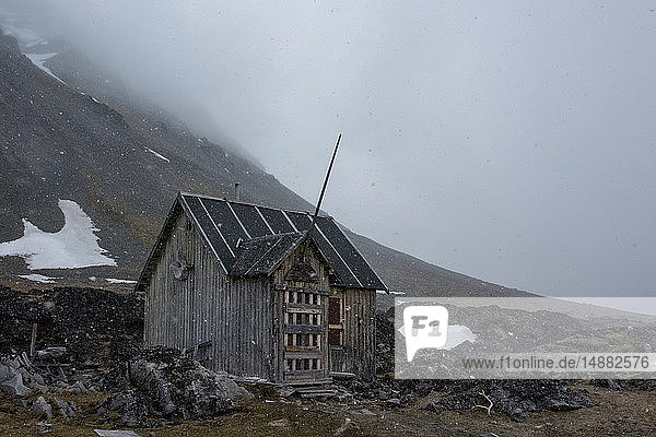 Verlassene Hütte in Berglandschaft. Varsolbukta  Bellsund Bucht  Van Mijenfjorden  Spitzbergen  Svalbard  Norwegen