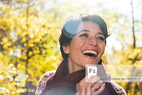 Lächelnde Frau im Herbstwald