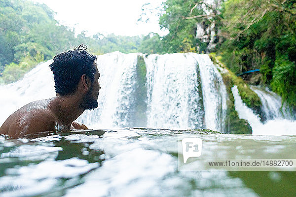 Mann genießt Tanap-Avis Falls  Bagui  Ilocos Norte  Philippinen