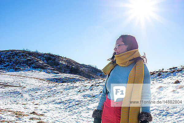 Frau in Schneelandschaft  Piani Resinelli  Lombardei  Italien