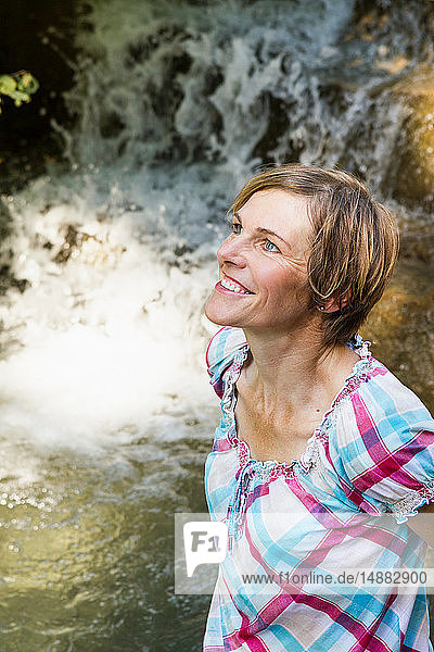 Frau am Wasserfall  Sonthofen  Bayern  Deutschland