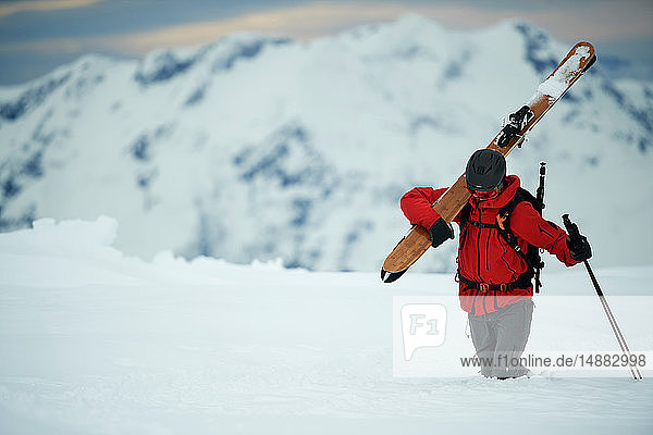 Landschaft mit männlichem Skifahrer  der im Tiefschnee stapft  Alpe-d'Huez  Rhône-Alpes  Frankreich