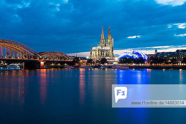 Domkirche Hohenzollernbrücke und Theater am Rhein bei Nacht Köln Nordrhein-Westfalen Deutschland
