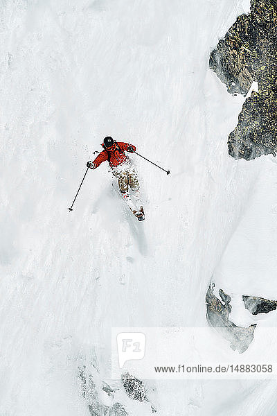 Männlicher Skifahrer  der einen vertikalen Berghang hinunterfährt  Alpe-d'Huez  Rhône-Alpes  Frankreich