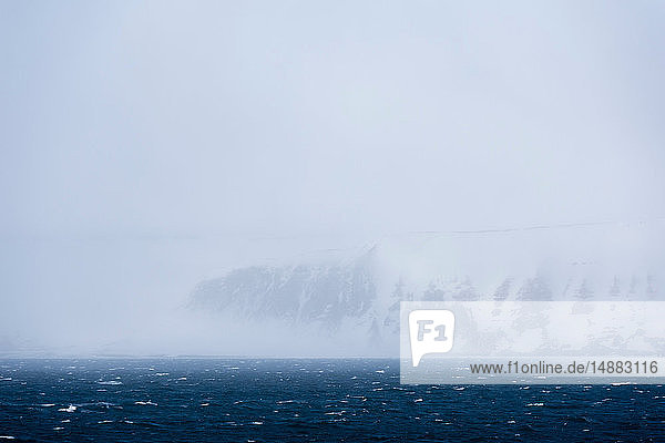 Arktischer Ozean und schneebedeckte Küstenlandschaft  Wahlenberg-Fjord  Nordaustlandet  Svalbard  Norwegen.