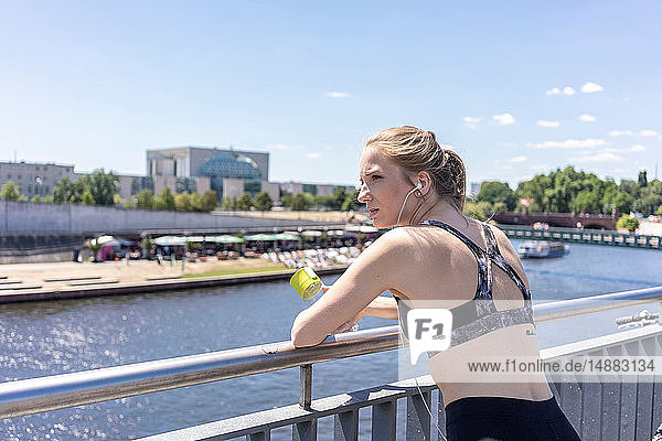 Junge Frau macht Sportpause in der Stadt  Berlin  Deutschland