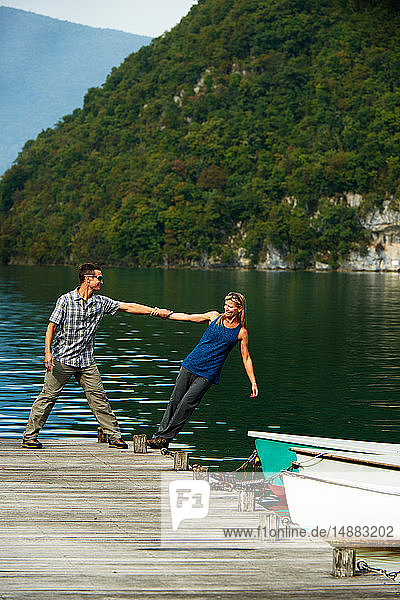 Ein reifes Paar balanciert sich am Ufer des Seepiers von Annecy  Annecy  Rhône-Alpes  Frankreich
