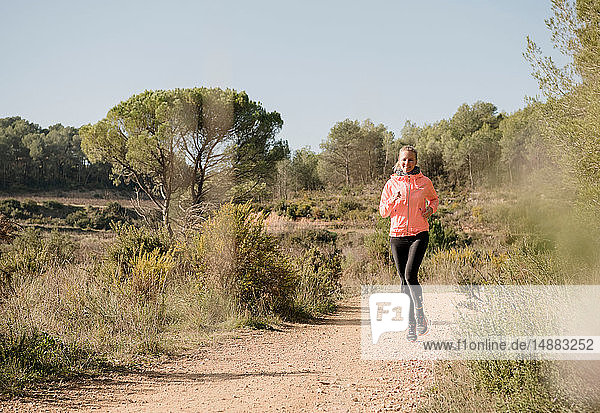 Frau joggt auf Feldweg  Olivella  Katalonien  Spanien