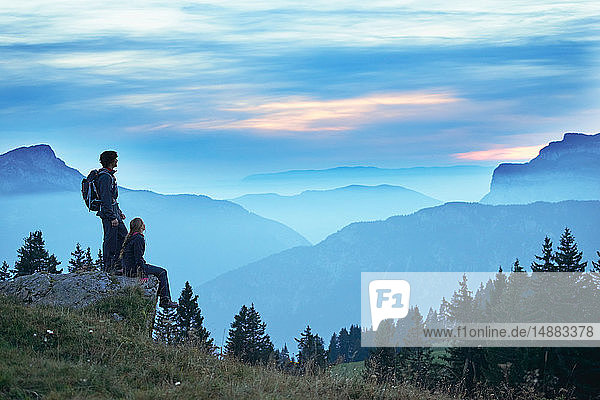 Wanderer mit Blick auf neblige Berge  Manigod  Rhône-Alpes  Frankreich
