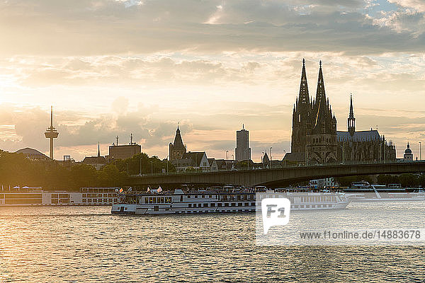 Skyline von Köln bei Sonnenuntergang Dom Fernsehturm und Rhein Nordrhein-Westfalen Deutschland