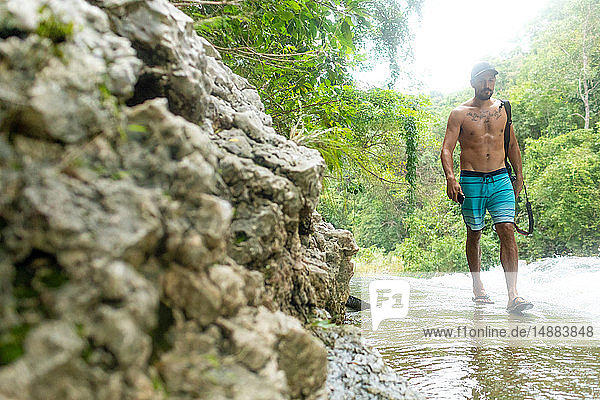 Mann genießt Tanap-Avis Falls  Bagui  Ilocos Norte  Philippinen
