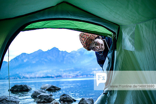 Junge schaut in Zelt am Seeufer  Onno  Lombardei  Italien