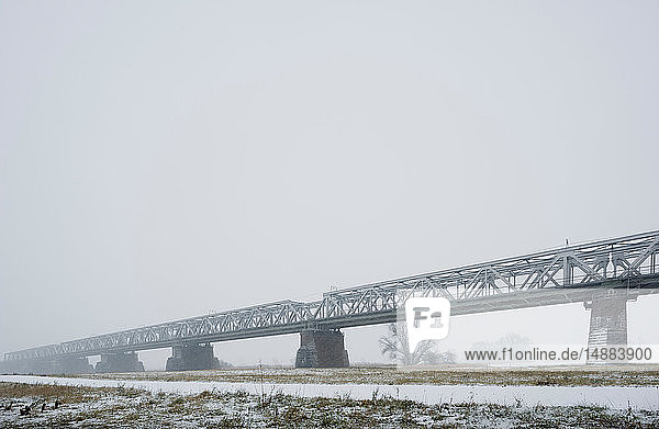 Alte Eisenbahnbrücke über die Überschwemmungsgebiete der Maas an einem Schneetag  Hedel  Gelderland  Niederlande