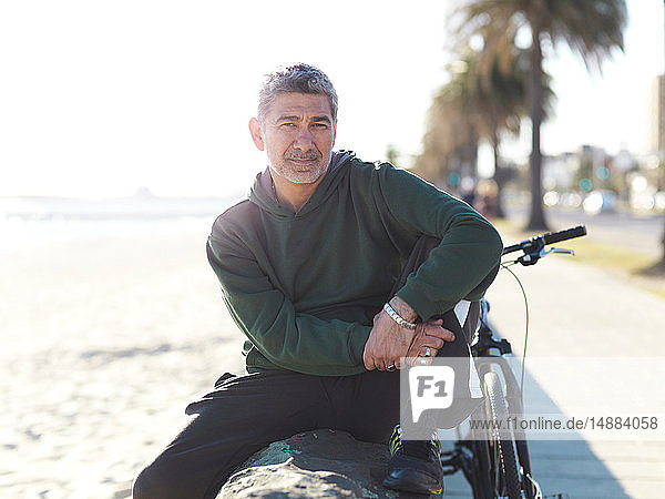Mann mit Fahrrad genießt sonnigen Tag  Melbourne  Victoria  Australien