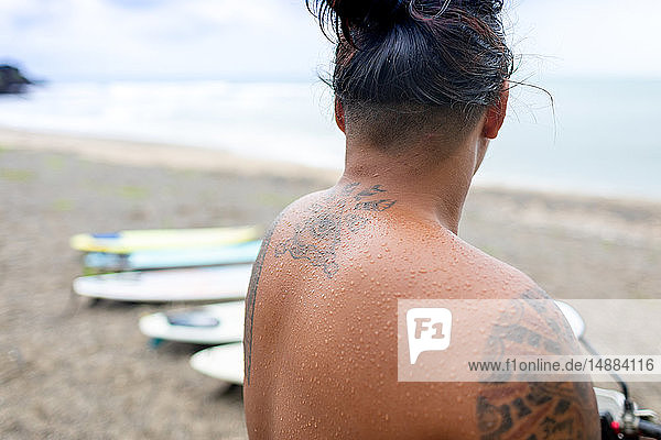 Mann betrachtet Surfbretter am Strand  Pagudpud  Ilocos Norte  Philippinen