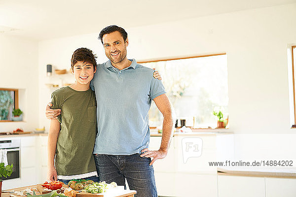 Junge und sein Vater an der Küchentheke  Porträt