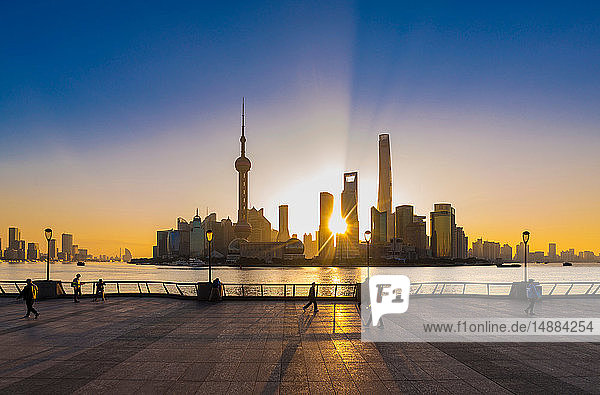 The Bund and Pudong skyline at sunrise  Shanghai  China