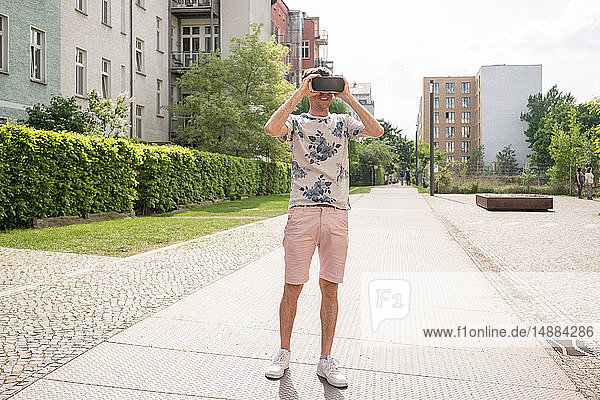 Mann mit Virtual-Reality-Brille im städtischen Berlin Deutschland