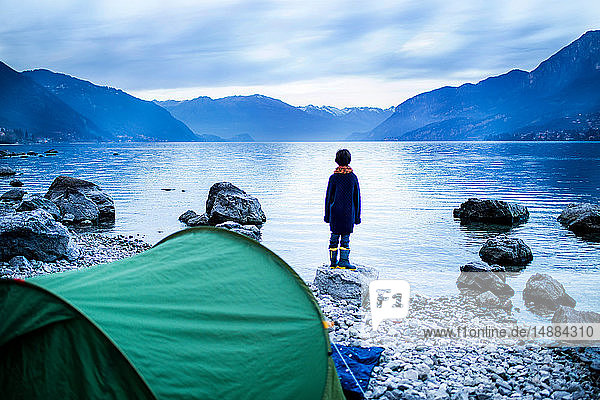 Junge mit Blick auf den See  Rückansicht  Comer See  Onno  Lombardei  Italien