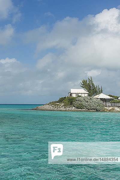 Karibik  Bahamas  Exuma  kleines Hotel auf einem Caye im türkisfarbenen Wasser