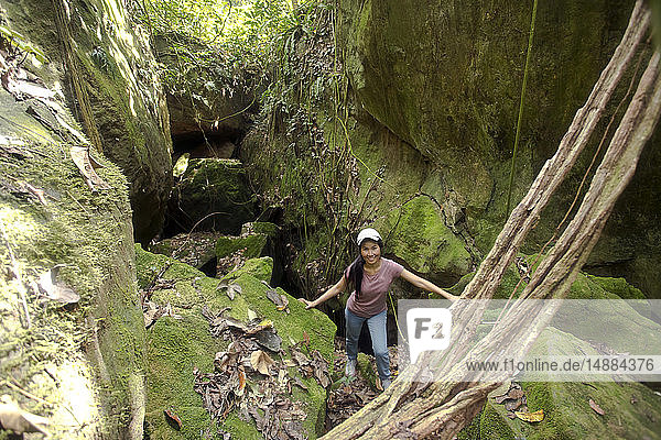 Malaysia  Borneo  Sabah  Kinabalu Park  Frau vor einer flachen Höhle