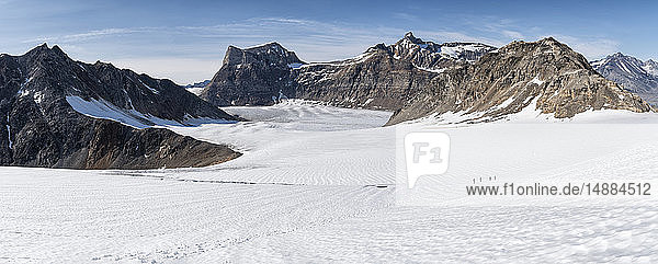 Grönland  Sermersooq  Kulusuk  Schweizer Alpen  Gruppe von Menschen  die im Schnee laufen