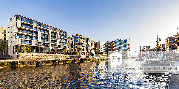 Deutschland  Hamburg  HafenCity  Elbphilharmonie  Sandtorhafen und moderne Wohnhäuser