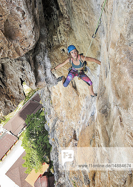Thailand  Krabi  Tonsai-Strand  Frau klettert in Felswand