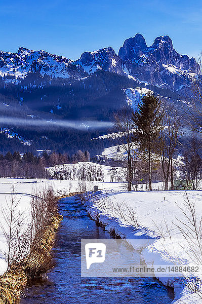 Österreich  Tirol  Tannheimer Tal  Fluss im Winter