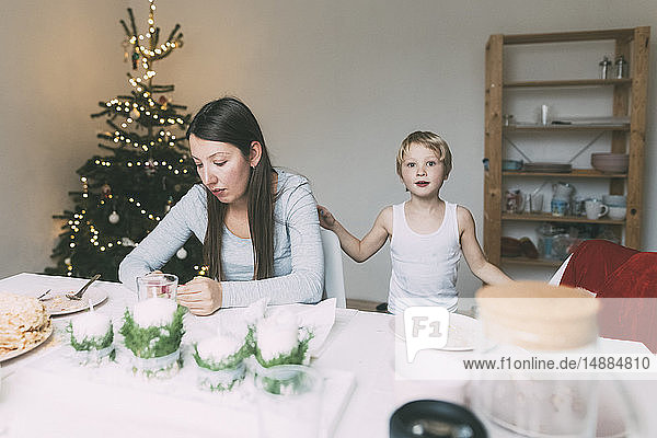Frau mit kleinem Sohn zur Weihnachtszeit in der Küche