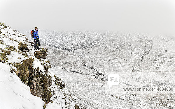 UK  Wales  Brecon Beacons  Craig y Fan Ddu  Frau beim Wandern in der Winterlandschaft