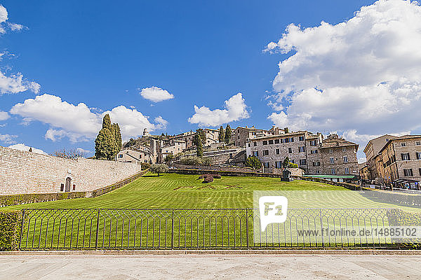 Italien  Umbrien  Assisi  Stadtgebäude und Garten von der Basilika des Heiligen Franz von Assisi