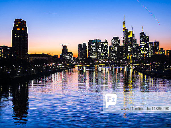 Deutschland  Hessen  Frankfurt  Skyline des Finanzdistrikts  Main und Deutschherrn-Brücke bei Sonnenuntergang