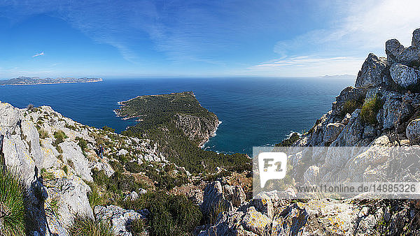Spanien  Balearen  Mallorca  Halbinsel Alcudia  Blick zum Cap de Pinar  Wanderer zwischen Felsen
