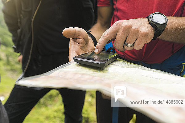 Zwei Wanderer auf der Suche nach dem richtigen Weg mit Karte und GPS  Karpaten  Rumänien