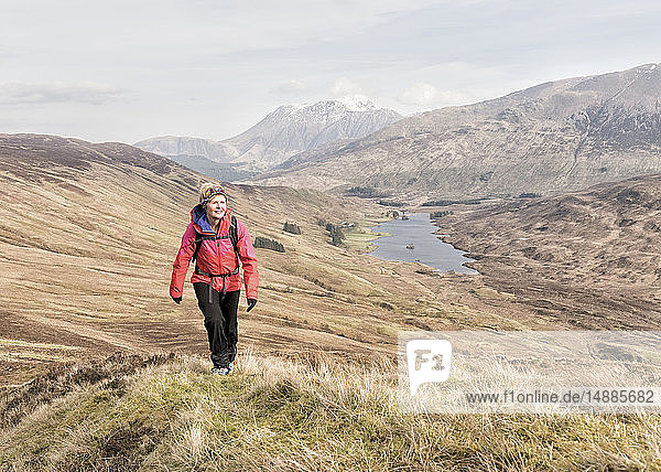 Grossbritannien  Schottland  Onich  Beinn Na Gucaig  Frau beim Wandern in der Berglandschaft