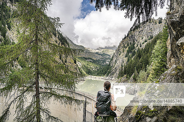 Schweiz  Wallis  Frau auf einer Wanderung von Blatten nach Riederalm an einem Stausee
