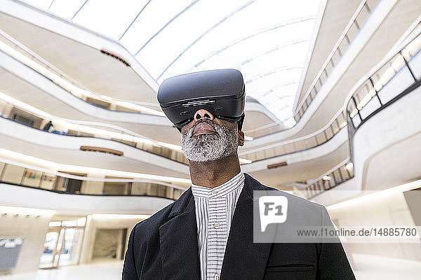 Bärtiger Geschäftsmann mit Virtual-Reality-Brille