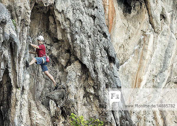 Thailand  Krabi  Lao Liang  Kletterer in Felswand