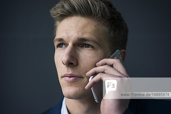 Porträt eines jungen Geschäftsmannes am Handy
