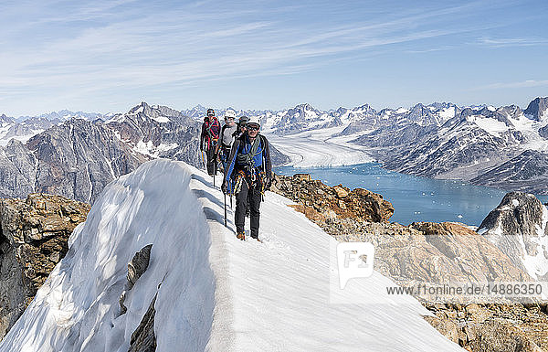 Grönland  Sermersooq  Kulusuk  Schweizer Alpen  Bergsteiger beim Wandern in verschneiter Berglandschaft