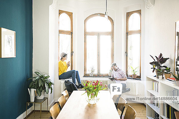 Paar entspannt in stilvoller Wohnung