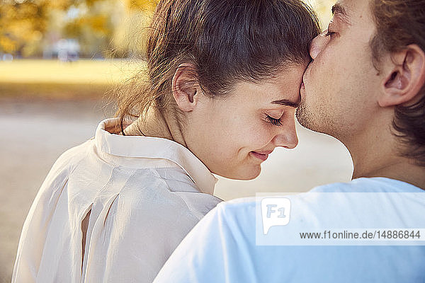 Junges verliebtes Paar küsst sich im Freien
