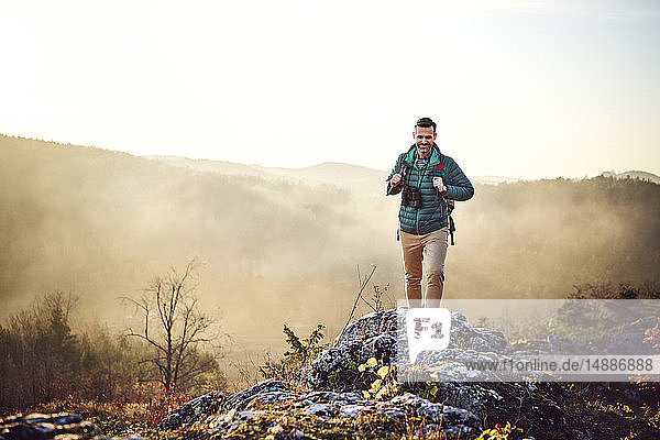 Mann auf einer Wanderung in den Bergen beim Wandern auf Felsen