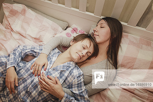Lesbisches Paar im Bett liegend